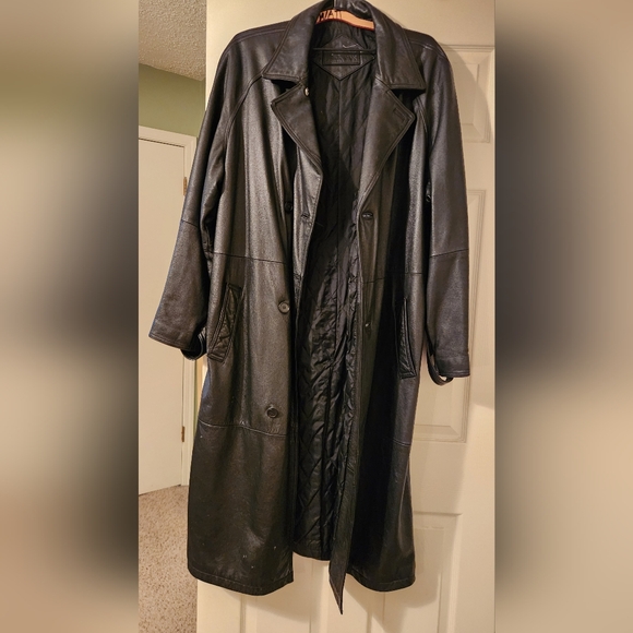 Men's Size Large Bostonian Black Leather Trench coat pre-owned. Made in China.